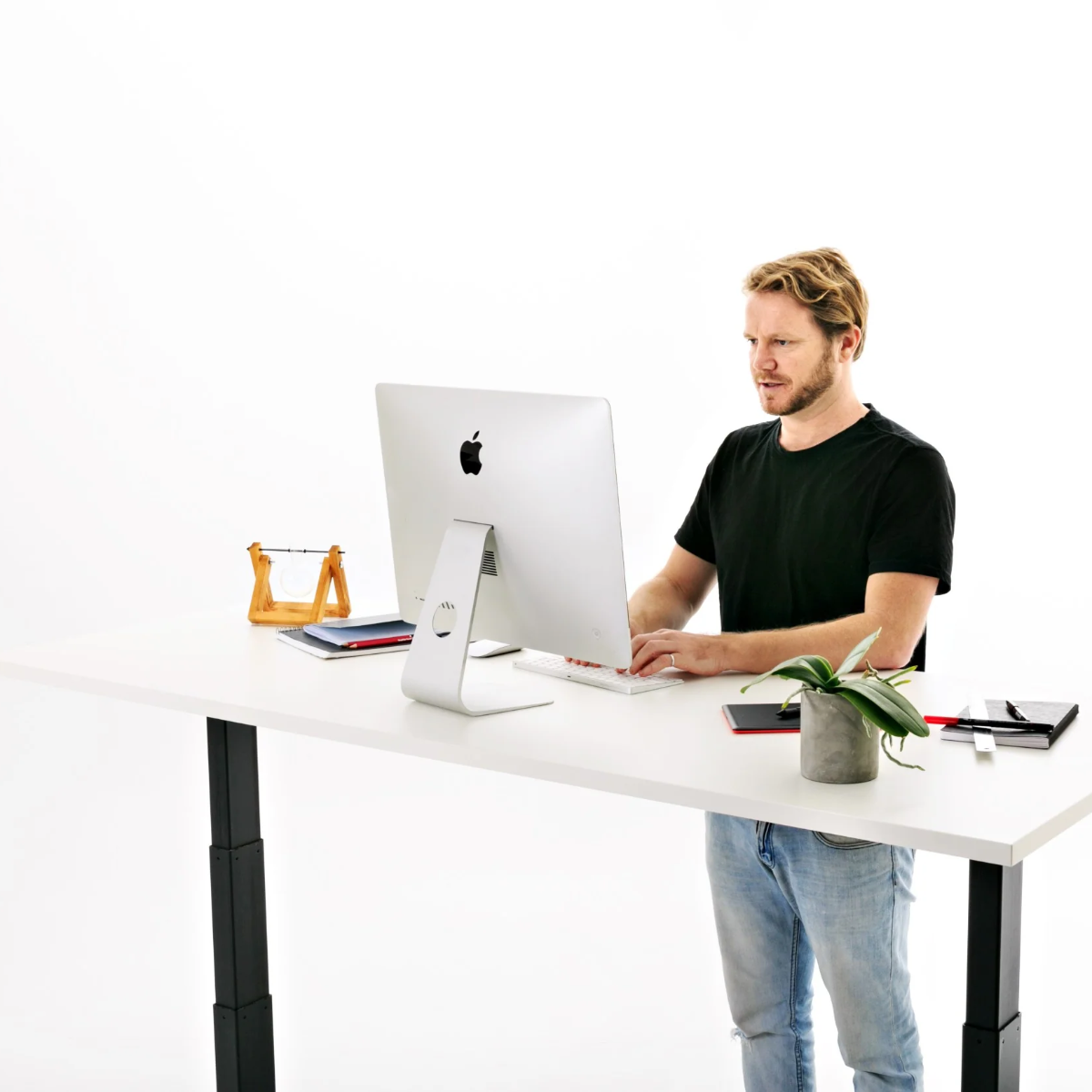 Kõrgusreguleeritav kontorilaud